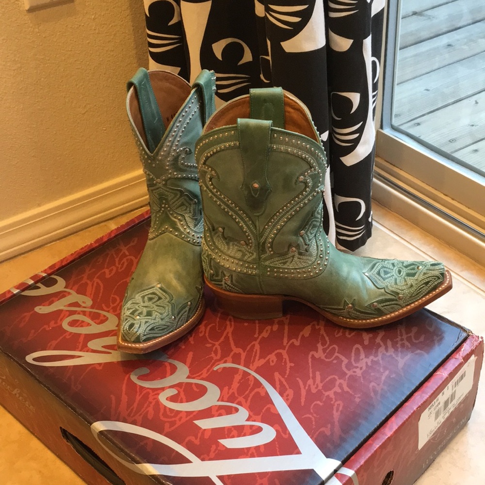 Stunning Lucchese short boots